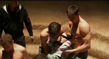 Masajista se folla a una hermosa cojiendo a señoras maduras rubia tetona y se corre en ella