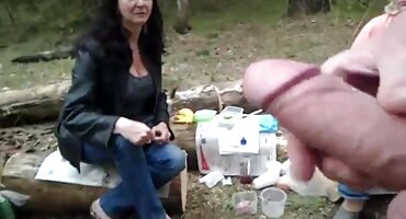 Chica cojiendo con señoras joven se masturba con confianza en su unicornio