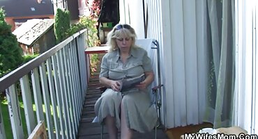 Voluptuosa latina hace una mamada señoras masturvandose a través de un agujero en la pared