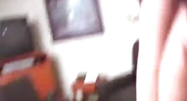 Chica chic señoras eyaculando tetona se masturba con un consolador en privado