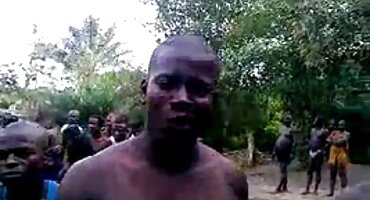 Se subió detrás de la polla del chico y lo provocó para una follada sexo casero con señoras loca