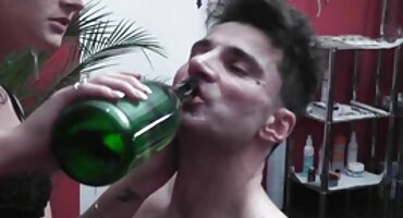 La xvideos señoras olla maneja el pene con las manos y la boca para obtener semen