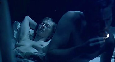 Mamada caliente de dos chicas de pelo oscuro con señoras foyando semen en lenguas delicadas