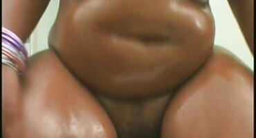 El médico calmó a una latina de color oscuro y trató señoras blancas xxx el semen en la oficina