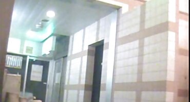 Rubia chapoteando en la cama y descarada se quita señoras viudas cojiendo la ropa interior