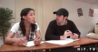 Compañero hurgando en todos los hoyos húmedos de señoras de 60 años follando las chicas en medias de red