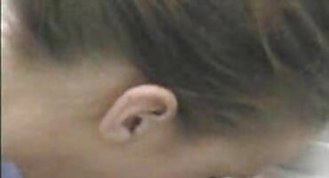 Esposa en medias y con un vendaje se acuesta con las señoras mayores xxx piernas abiertas