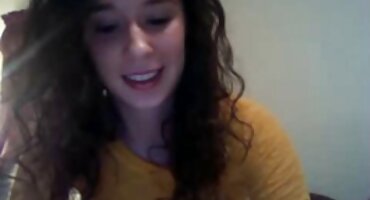 Arremetió contra el tipo y se entregó a él en el sofá después de una videos gratis de señoras maduras mamada