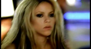 Papá barbudo folla con señoras amateur porno su hija en la cama en el fondo de la alfombra