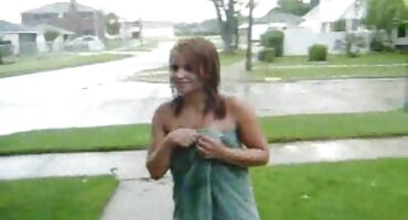 Hombre noble azotó las hendiduras xxx señoras húmedas de una rubia rizada