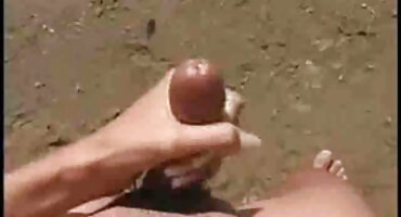 Chica se masturba la polla cogiendo a señoras maduras durante el masaje erótico