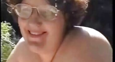 Mujer joven videos porno de señoras de 45 años con tetas jugosas hacinadas en consolador de vagina púrpura