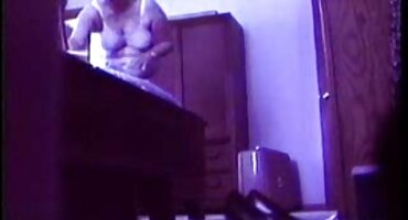 El marido ahuyentó al ladrón y se apresura a consolar sexualmente a su xxx señoras mayores esposa