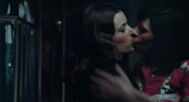 Hombre gordo y señoras bien calientes lujurioso aplastado con grasa en la cama