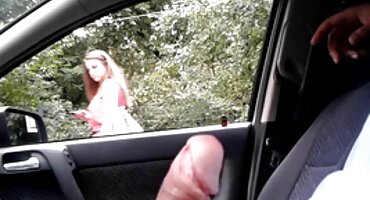 A porno maduras señoras la perra tatuada le encanta masturbarse groseramente con la máquina sexual