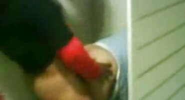 Chica muestra la boca delante de la cámara y señoras maduras desnudas ofrece mamada