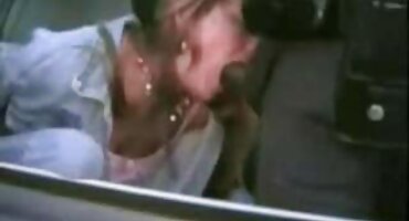 Chica peluda se masturba en la ducha en un ambiente señoras tetonas agradable