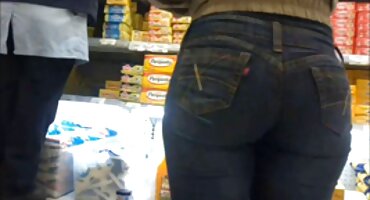 Dos rubias atractivas señoras culonas en tanga abren las piernas delante de un chico