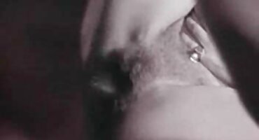 Lesbianas orientales están satisfechas en posición cojiendo con señoras mexicanas de tijereteo