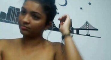 Elegante profesora latina se entrega señoras porno gratis a un alumno en clase