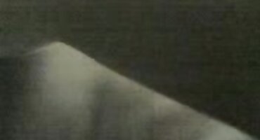 Elegante modelo se desnuda en la cojiendo señoras portería mientras camina por la villa