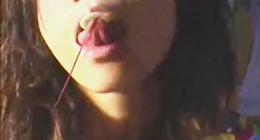 Esposa cariñosa y suavemente chupa la polla de su marido y bebe señoras maduras xxx semen