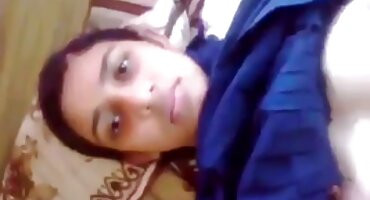 Se levantó de perrito porno de señoras tetonas frente a la cámara y le acaricia el ano con los dedos y un consolador