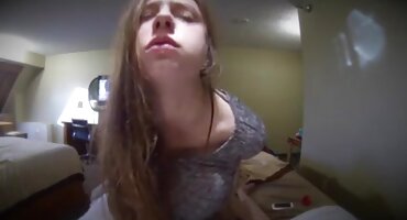 Llevó a la rubia a la casa y se ofreció a chupar y montar señoras maduras desnudas la polla desde arriba