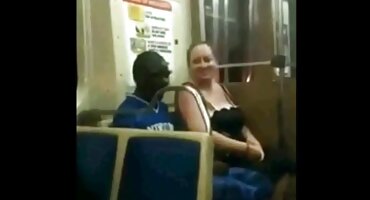 Linda chica rusa chupa la polla de una follando a señoras camioneta en la naturaleza