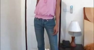 La joven se acuesta xxx señoras mexicanas con las piernas abiertas y se acaricia