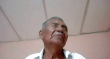 Ella usa lencería depravada con medias señoras solteras porno y seduce con éxito a un hombre negro para follar