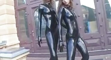 La joven zorra porno señoras y jovenes deja que el negro le meta una polla por el culo