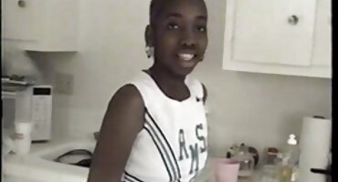 Perra joven provocó a un porno de señoras maduras hombre para azotar y copular